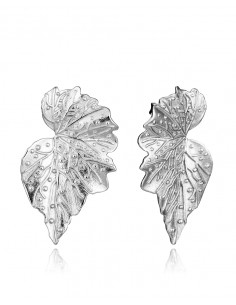 Este elegante pendiente de plata de primera ley con forma de hoja es una pieza sofisticada y distintiva. Con un largo de 27 cm,