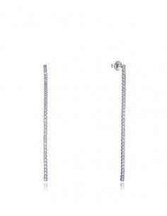 Estos elegantes pendientes de plata de primera ley con baño de rodio destacan por su refinado diseño tipo tenis. Adornados con 