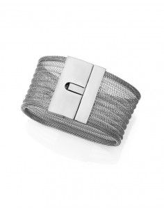 Pulsera de mujer en acero tipo cuff con diseño en forma de esterilla. Su estilo único y textura intrincada la convierten en una