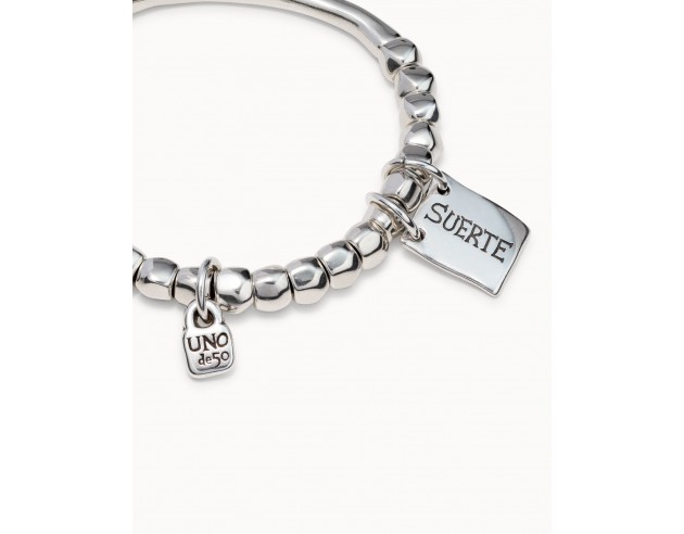 Pulsera de cuentas, pieza tubular y chapa con mensaje de suertede metal bañado en plata.
