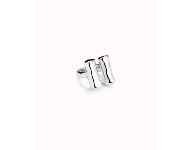 Anillo bañado en plata de ley con dos tubos verticales en cada extremo. Colección de joyas genderless que combinan el cuero con