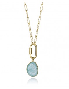 Elegante collar de mujer de acero con acabado IP dorado, decorado con un colgante de piedra natural amazonita. Con una longitud