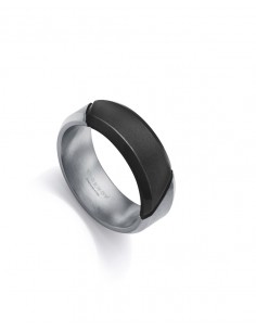 Este anillo de hombre en acero IP negro destaca por su diseño elegante y moderno, ofreciendo un toque de sofisticación y distin