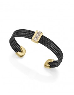 Una pulsera que irradia sofisticación y estilo contemporáneo. Fabricada en acero con acabados IP negro y dorado, presenta múlti