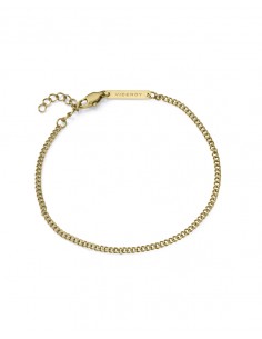 Una pulsera que irradia elegancia y fuerza, ideal para el hombre moderno. Fabricada en acero con acabado IP dorado, presenta un
