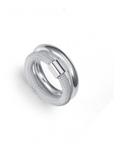 Este elegante anillo de acero chapado en plata 999 de la colección Laura Escanes presenta un diseño doble, combinando un acabad