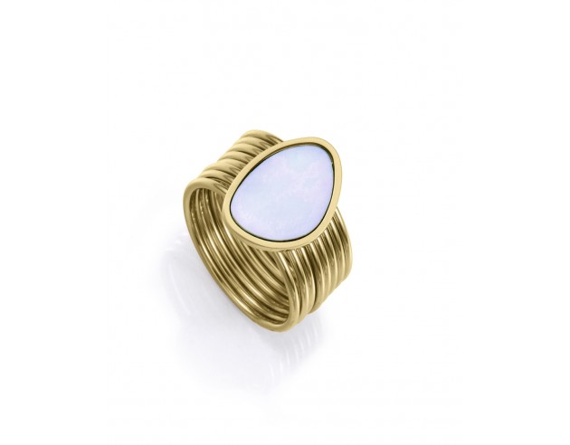 Un anillo que combina modernidad y elegancia en un diseño único. Fabricado en acero con un acabado IP dorado, presenta un diseñ