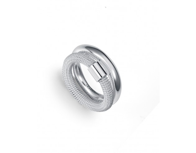 Este elegante anillo de acero chapado en plata 999 de la colección Laura Escanes presenta un diseño doble, combinando un acabad