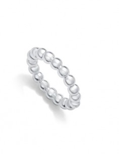 El anillo de acero chapado en plata 999, joya de la colección de Laura Escanes, destaca por su diseño de bolas, que aporta una 