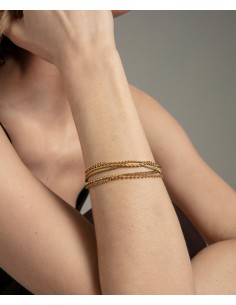 Pulsera de mujer en acero con acabado IP dorado y diseño de múltiples cadenas, una propuesta elegante que aporta luz y sofistic 2