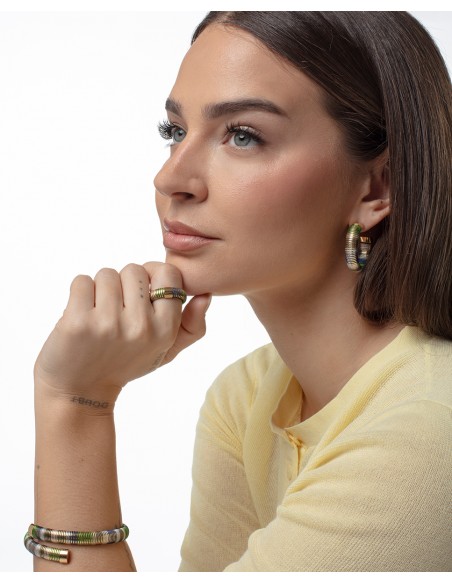 Anillo de acero tubogas con cordón enroscado en una combinación de tonos azules y verdes que aporta carácter, brillo y un acaba