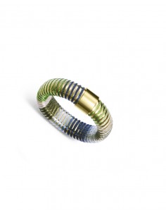 Anillo de acero tubogas con cordón enroscado en una combinación de tonos azules y verdes que aporta carácter, brillo y un acaba