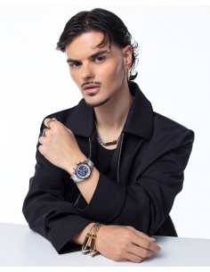 Anillo de acero tipo sello con acabado Ip dorado, diseñado para aportar presencia y estilo con una estética actual y refinada. 2