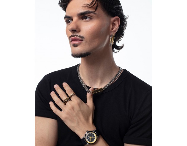 Anillo de acero tipo sello con placa IP dorada, una pieza de estilo actual y carácter sofisticado que eleva cualquier look con 