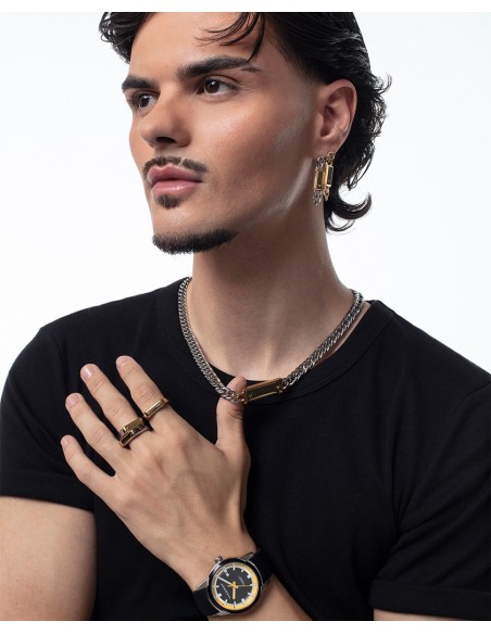 Anillo de acero tipo sello con placa IP dorada, una pieza de estilo actual y carácter sofisticado que eleva cualquier look con 