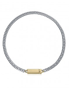Collar de acero con placa y acabado Ip dorado, una pieza de líneas limpias que aporta un brillo elegante y actual. 