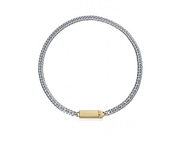 Collar de acero con placa y acabado Ip dorado, una pieza de líneas limpias que aporta un brillo elegante y actual. 