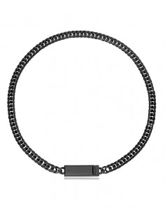Collar de acero con acabado IP negro y placa central, una pieza de líneas limpias y estilo contemporáneo que aporta carácter si