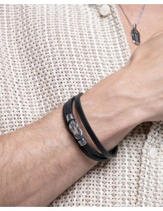 El diseño de esta pulsera en piel trenzada negra es de lo más original gracias a su motivo con nudo hecho en acero.  2
